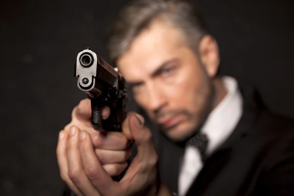 Uomo con una pistola — Foto Stock