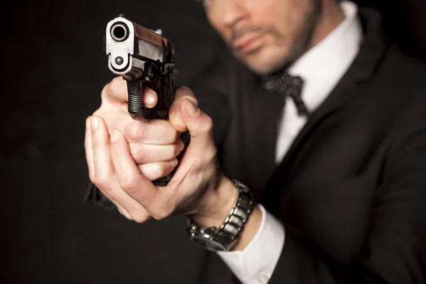 Uomo con una pistola — Foto Stock