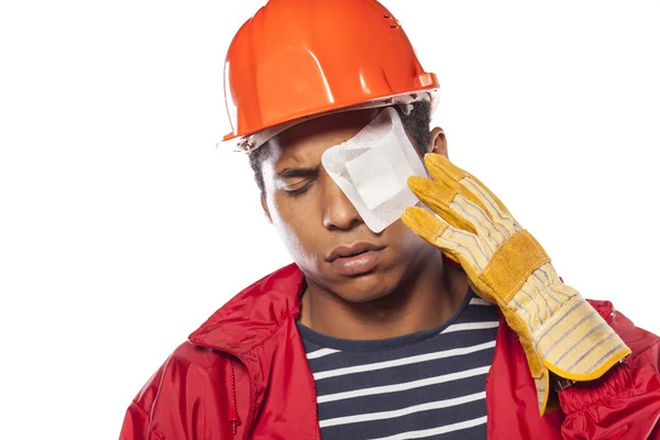 Trabajador con ojo lesionado — Foto de Stock