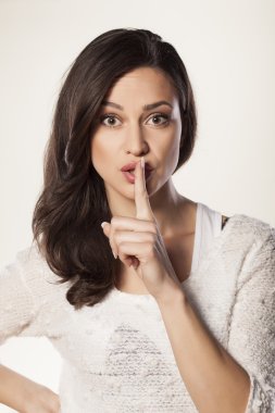 parmağını ağzına