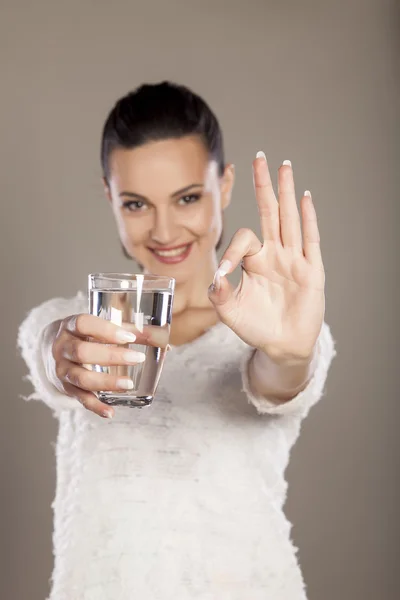 Femme tenant un verre d'eau — Photo