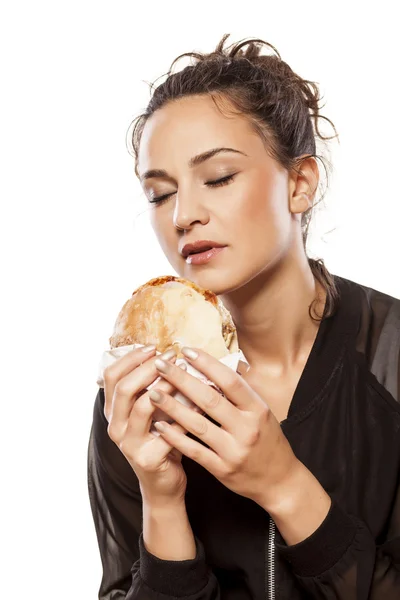 Dívka hospodářství sandwich — Stock fotografie