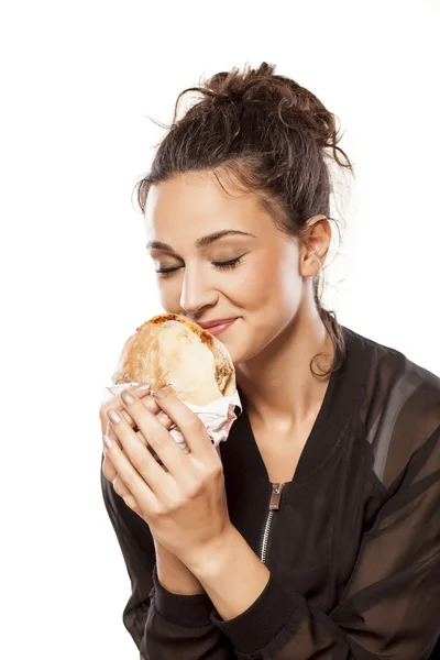 Κορίτσι εκμετάλλευση σάντουιτς — Φωτογραφία Αρχείου