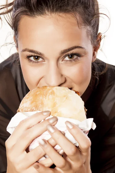 Dívka jíst sendvič — Stock fotografie