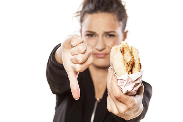 Flicka som håller en smörgås — Stockfoto