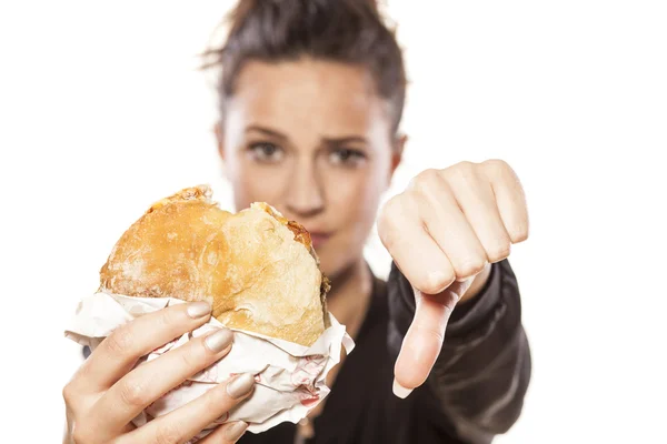 Flicka som håller en smörgås — Stockfoto