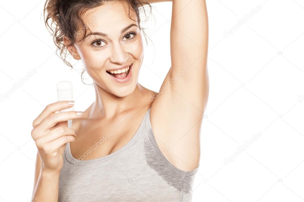 кислый запах у женщин. моча пахнет неприятным запахом. потная женщина. причины запаха пота кислым. кислый запах у женщин.