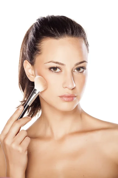 Young woman applying makeup — Stock Photo, Image