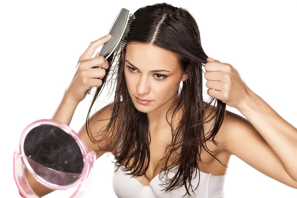 Wet hair combing — Stock Photo, Image
