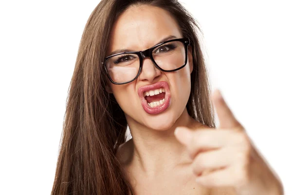 Mujer enojada con anteojos — Foto de Stock