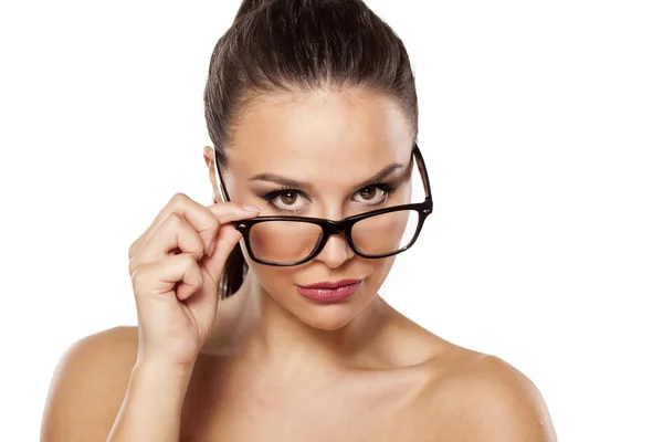 Menina suspeita com óculos — Fotografia de Stock