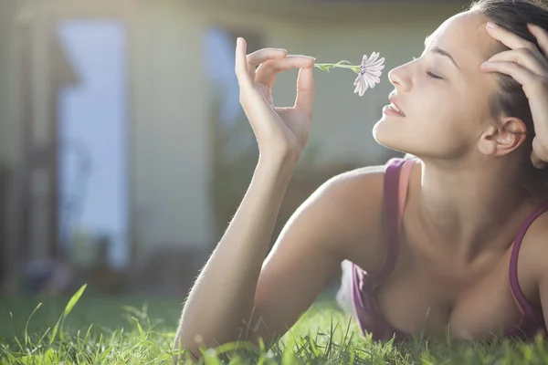 Žena ležící na trávě — Stock fotografie