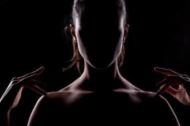 Gölge kadının yüzüne