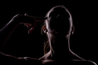 Gölge kadının yüzüne