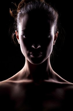 Gölge kadının yüzüne