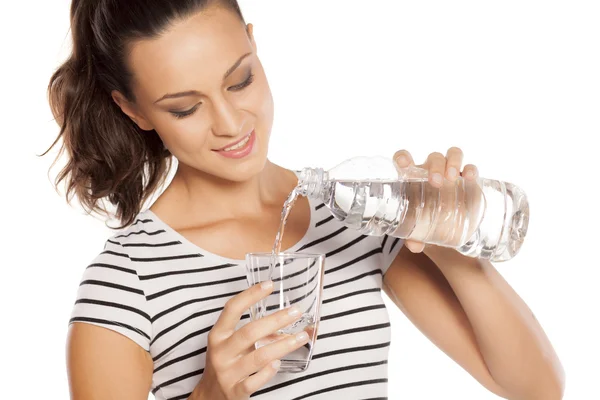 Frau gießt Wasser — Stockfoto