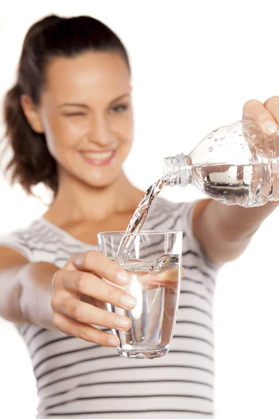 Frau gießt Wasser — Stockfoto