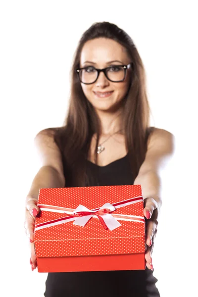 Chica dando un regalo —  Fotos de Stock