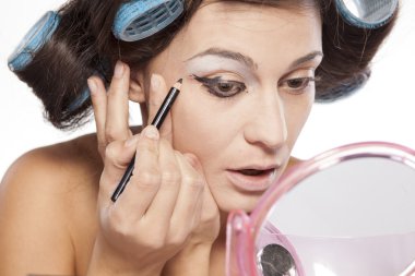 Saç curlers ve kötü makyaj