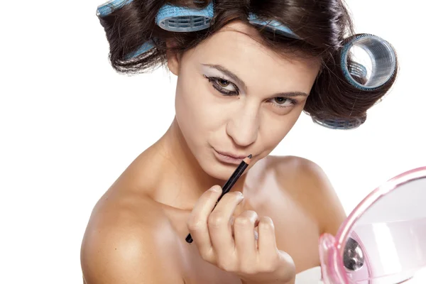 Enroladores de cabelo e maquiagem inacabada — Fotografia de Stock