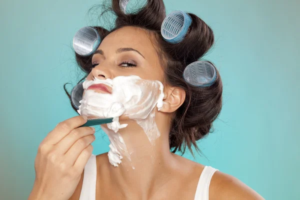 Mujer afeitándose la cara — Foto de Stock