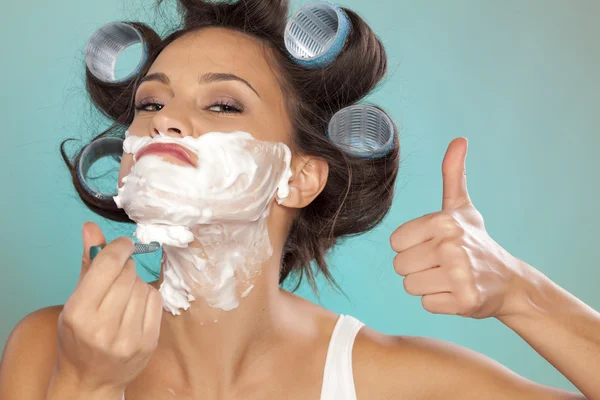 Frau rasiert ihr Gesicht — Stockfoto