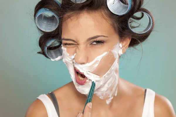 Frau rasiert ihr Gesicht — Stockfoto