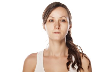 Makyaj olmadan ciddi kadın