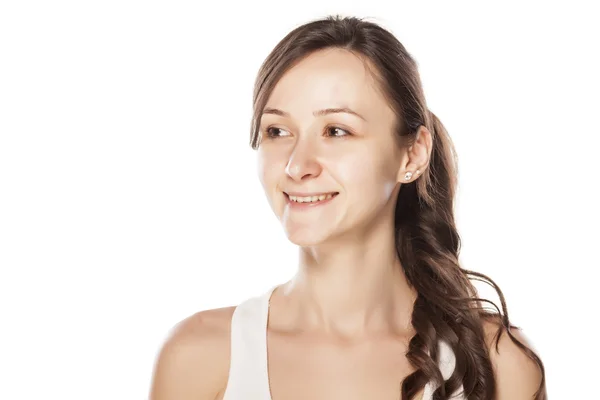 Mulher sorridente sem maquiagem — Fotografia de Stock