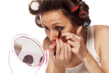 huisvrouw met krulspelden