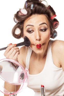 Allık uygulayan ev hanımı