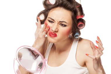 Curlers ve lekeli makyaj kadın ile