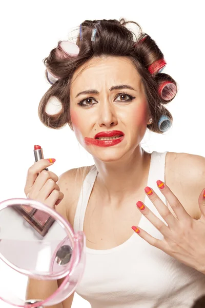 Frau mit Lockenwicklern und verschmiertem Make-up — Stockfoto