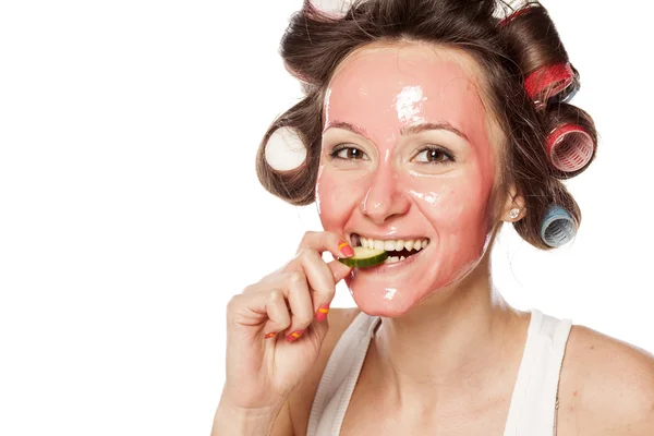 Mascarilla facial y rulos — Foto de Stock