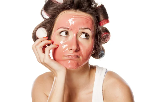 Krulspelden en gezichtsmasker — Stockfoto