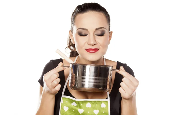 Huisvrouw geniet van de geur van voedsel — Stockfoto