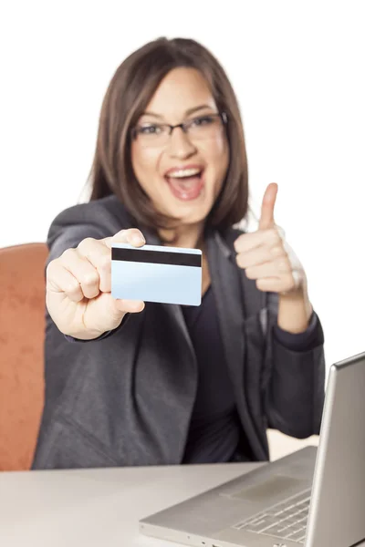 Businesswoman holding credit card — Stock Photo, Image