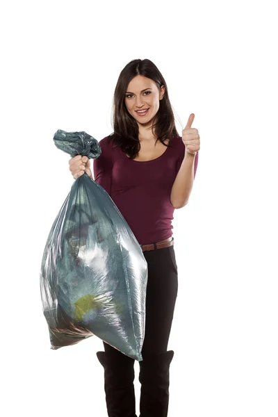 Mujer sosteniendo basura — Foto de Stock