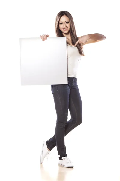 Menina bonita segurando uma placa em branco — Fotografia de Stock