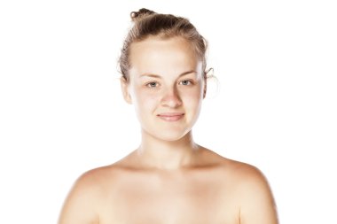 makyaj olmadan gülümseyen kadın