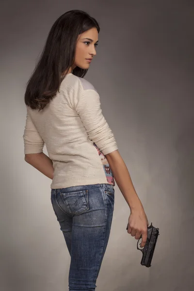 Mulher segurando uma arma — Fotografia de Stock