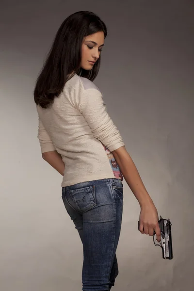 Kobieta trzyma broń — Zdjęcie stockowe