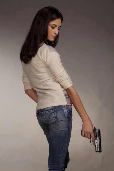 Mulher segurando uma arma — Fotografia de Stock