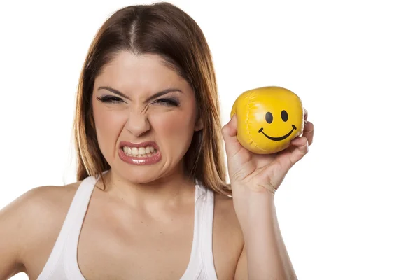 Mulher segura bola sorridente — Fotografia de Stock