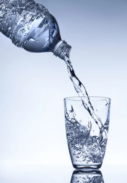 Salpicaduras de agua en un vaso —  Fotos de Stock