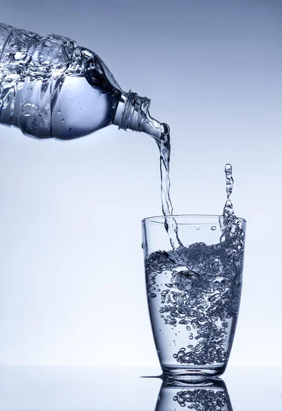 Water spatten in een glas — Stockfoto