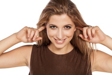 kadın kulaklarını kapatma