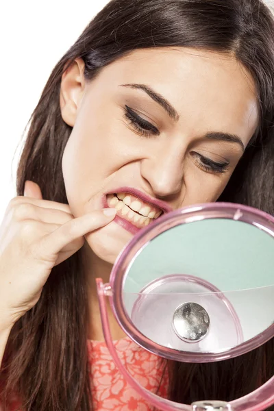Mujer limpia sus dientes — Foto de Stock