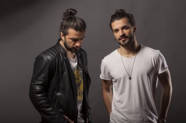 İki erkekle birlikte sakal ve çörek
