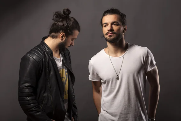 Dos hombres con barba y un bollo —  Fotos de Stock